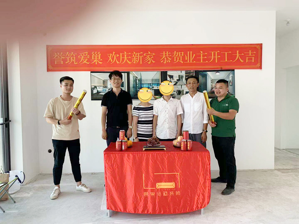 恭喜華聯(lián)城市Z先生、H小姐開工大吉